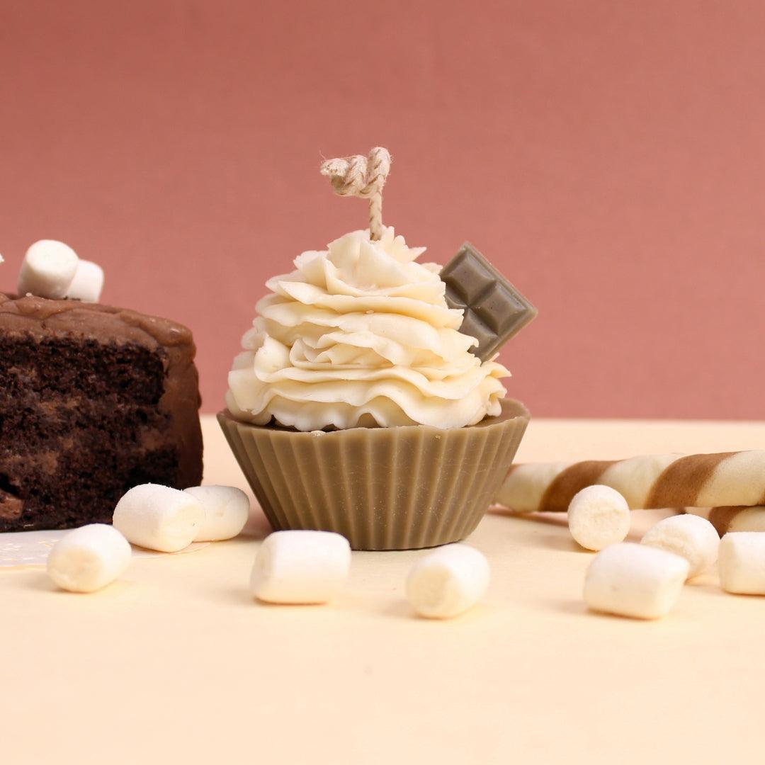 Chocochip Cupcake Scented Candle with top notes of chocolate and cream, middle notes of vanilla and toffee, and base notes of caramel and whipped cream.